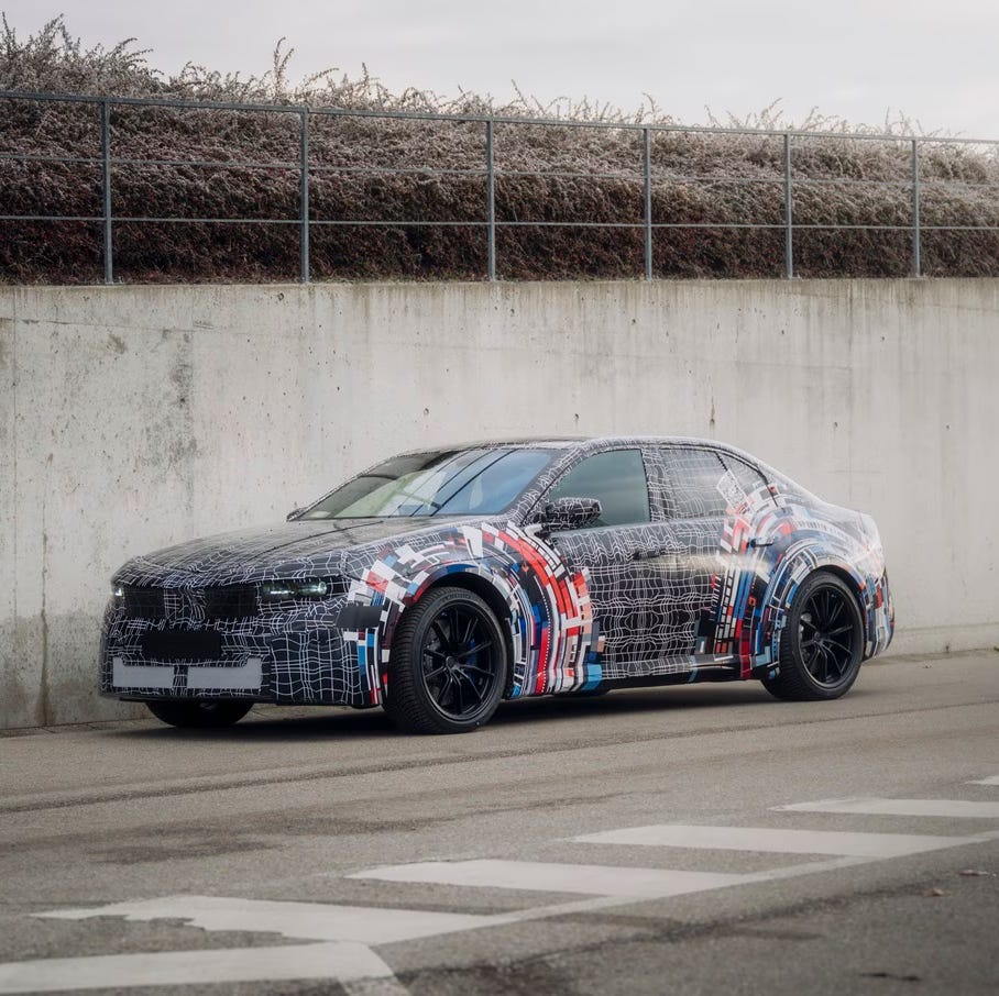 Une BMW M3 électrique, de couleur vive, garée dans un environnement urbain moderne, mettant en valeur ses lignes sportives.