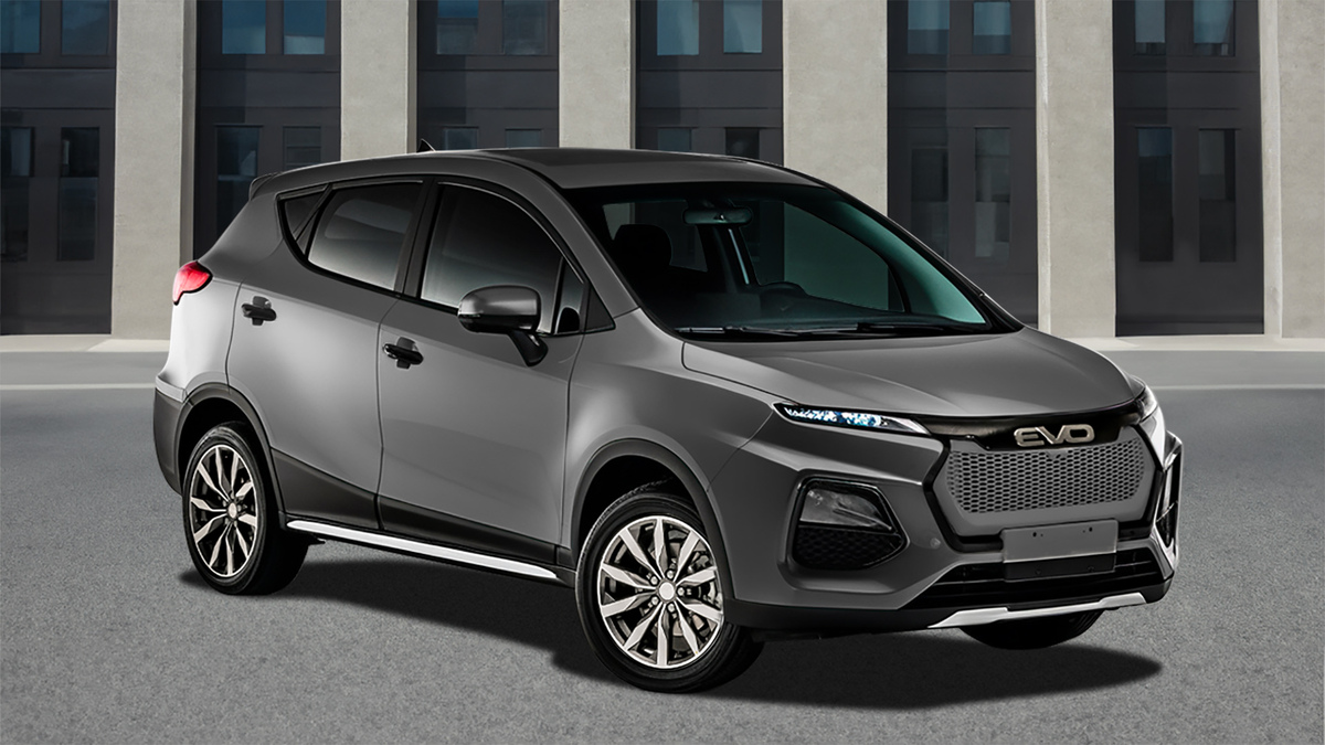 Photo officielle de l'EVO Cuatro, un SUV électrique compact, de couleur vive, garé en ville.