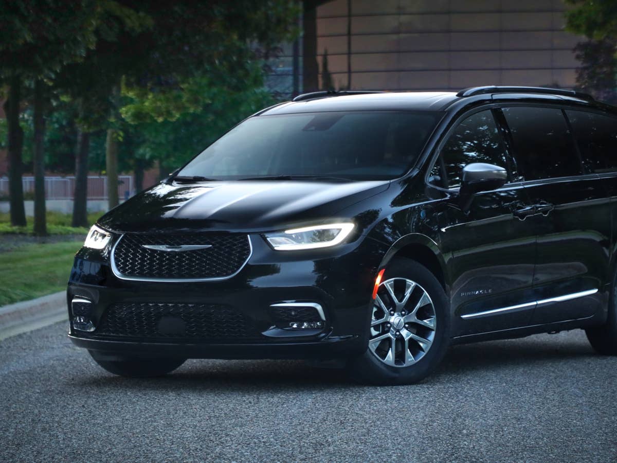 Une Chrysler Pacifica Hybrid garée à l'extérieur, loin des bâtiments, suite aux recommandations de sécurité.