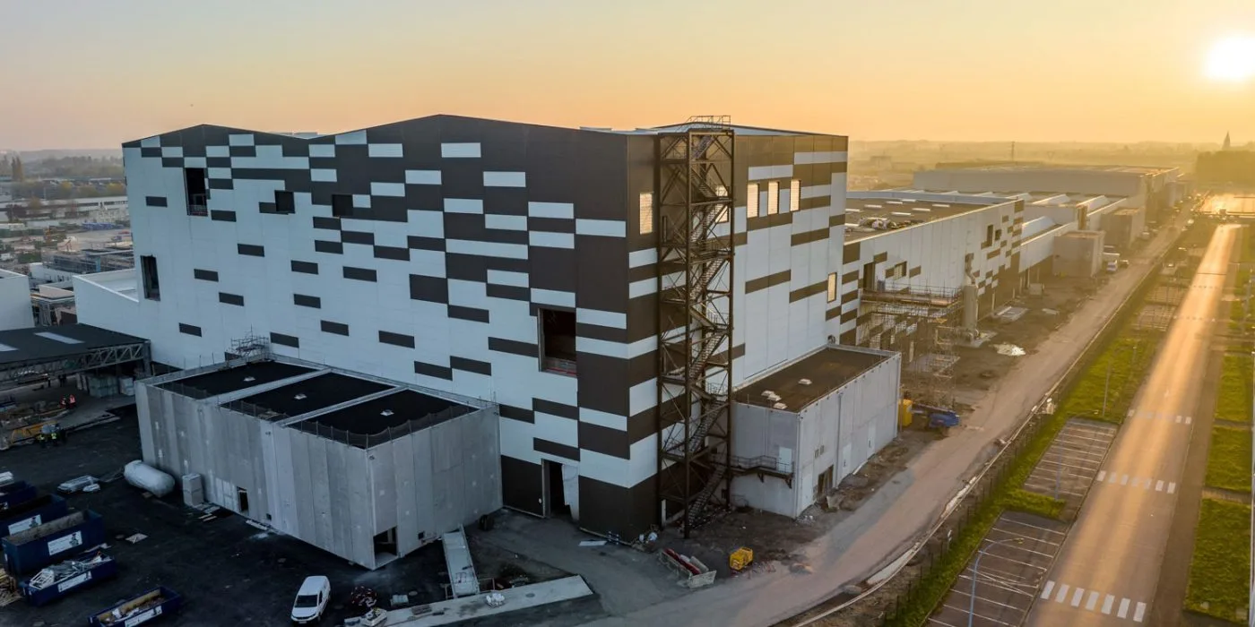 Vue extérieure de la gigafactory d'Automotive Cells Company (ACC) à Douvrin, en France, avec ses bâtiments industriels modernes.