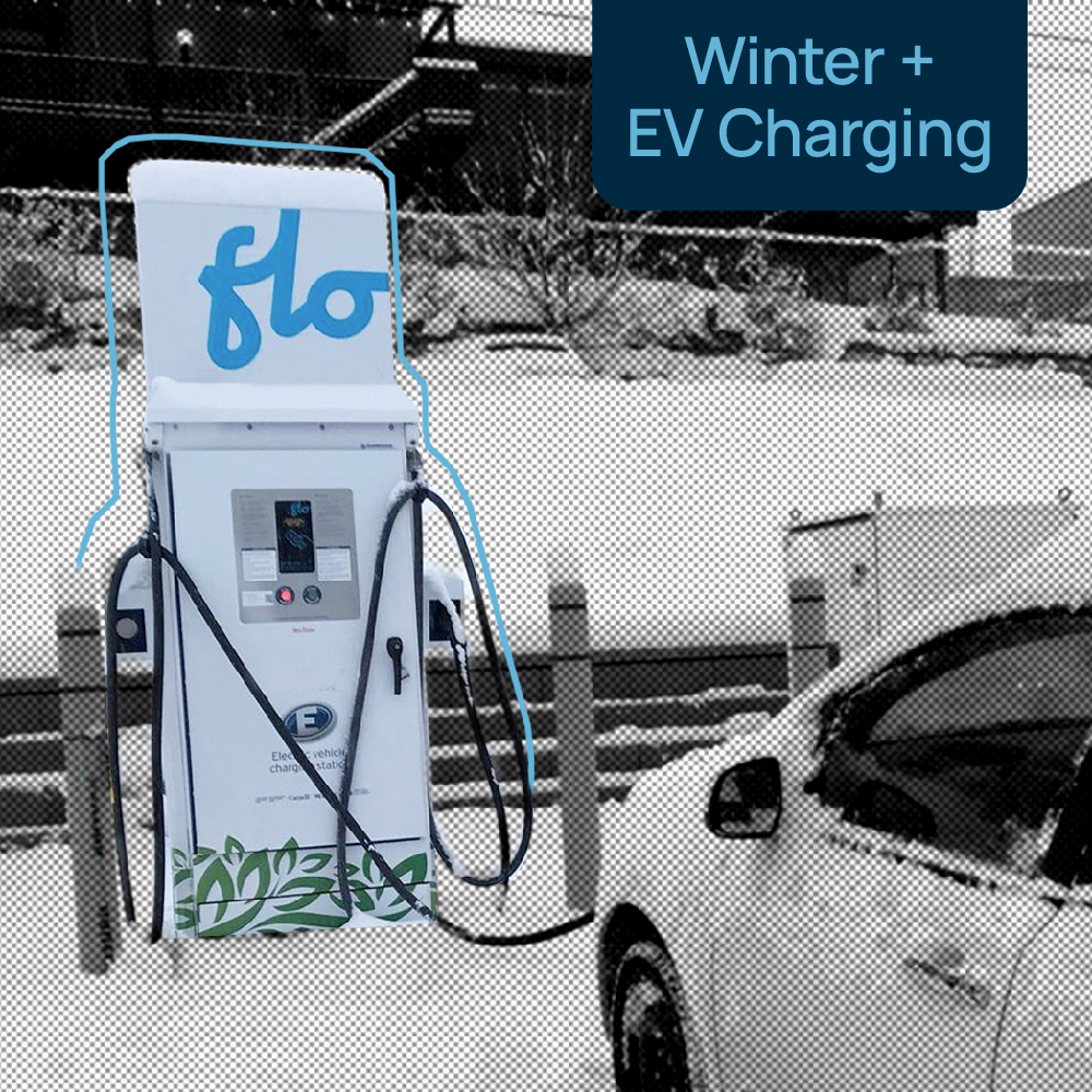 Voiture électrique en charge sous un abri par temps frais, avec de la buée visible dans l'air.