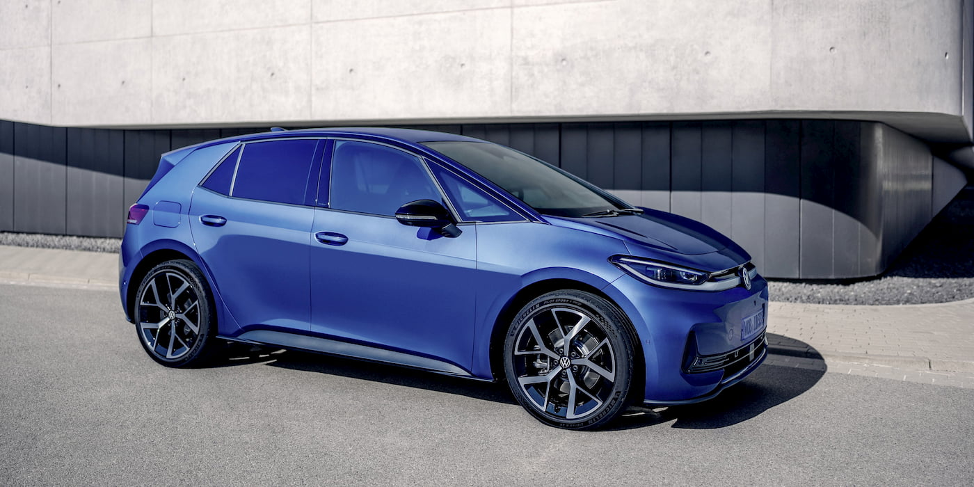 Vue extérieure de la Volkswagen ID.3 Neo 2026, mettant en évidence son design avant raffiné avec un bandeau lumineux sous le logo et une carrosserie monochrome.