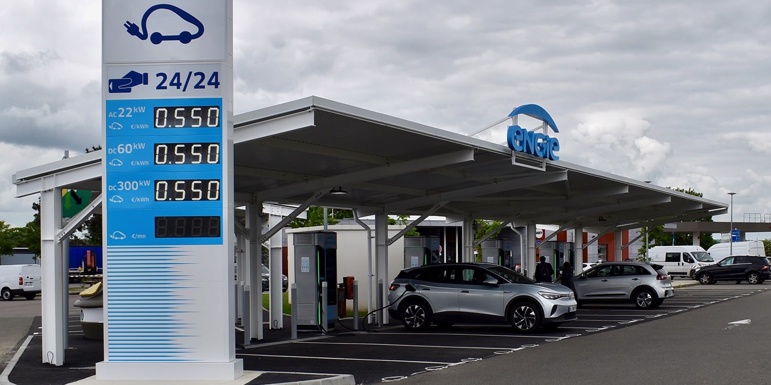 Une borne de recharge rapide pour véhicule électrique sur une aire d'autoroute en France.