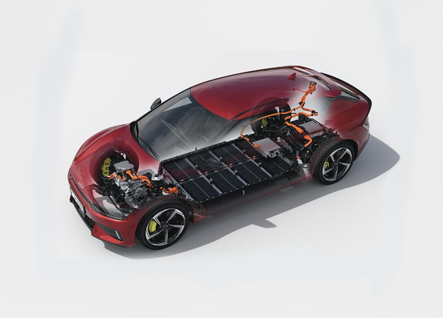 Gros plan sur une batterie de véhicule électrique, montrant les cellules, les câbles et les systèmes de refroidissement, symbolisant le coût élevé de cette technologie.