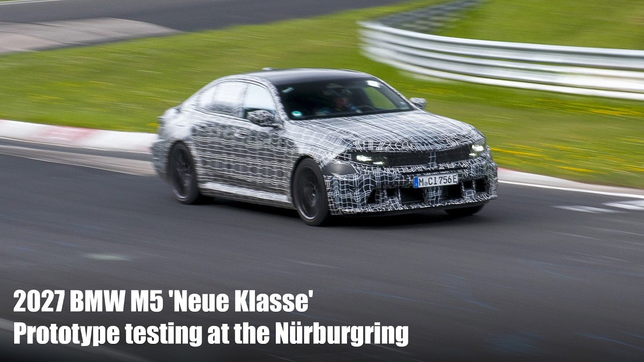 Photographie d'une BMW M5 camouflée en phase de test sur le circuit du Nürburgring, illustrant son développement dynamique.