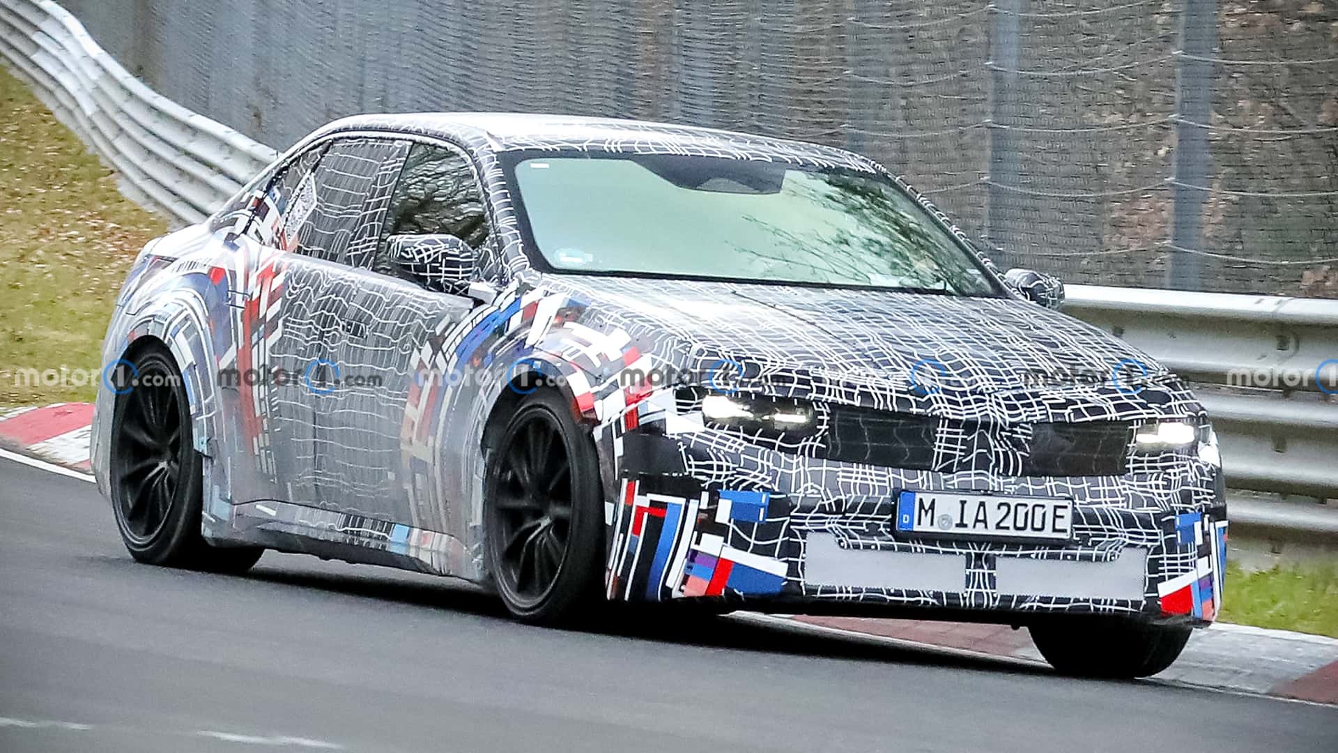 Image d'une BMW M3 électrique camouflée en test sur le Nürburgring, symbolisant la transition vers l'électrique pour la gamme M.