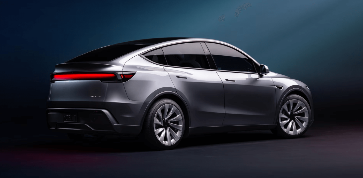 Vue extérieure du Tesla Model Y 2026 de couleur foncée, garé dans une rue de ville avec des bâtiments en arrière-plan.
