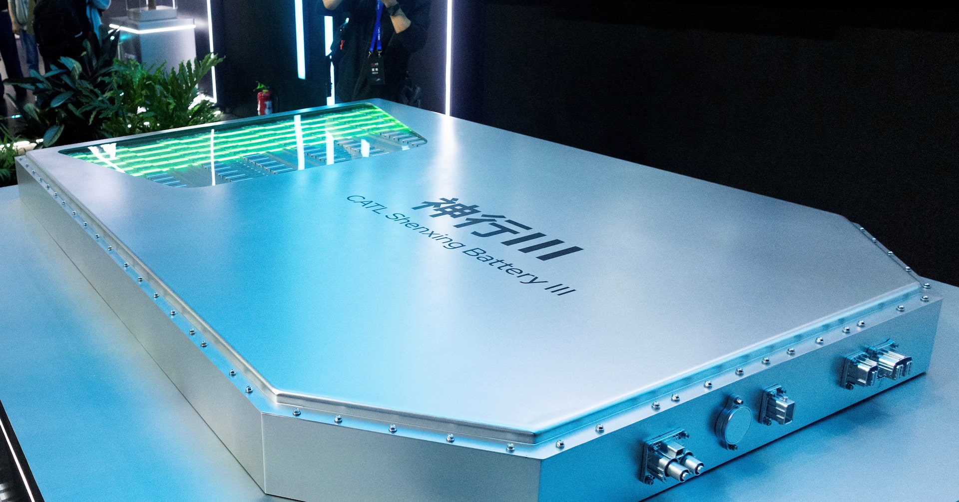 Gros plan sur une cellule de batterie CATL Shenxing III, avec des composants internes avancés visibles à travers un boîtier transparent, dans un environnement de laboratoire flou.
