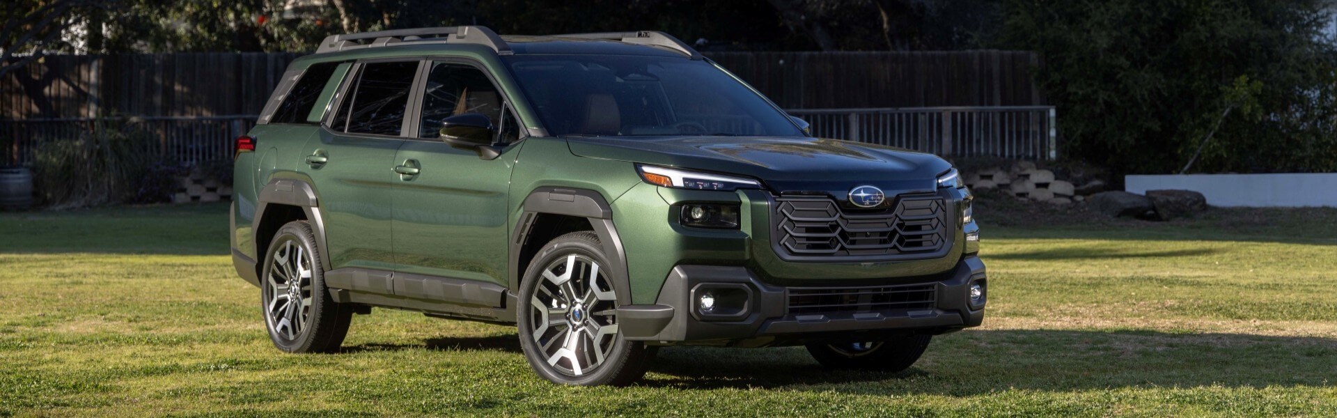 Vue extérieure du Subaru E-Outback, mettant en avant son allure tout-terrain avec des protections noires et une garde au sol importante.