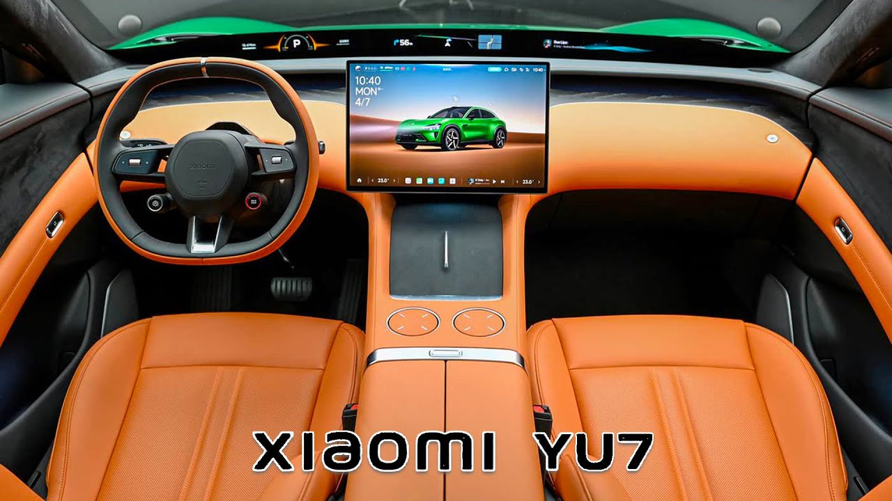 Intérieur d'un Xiaomi YU7 GT, montrant le tableau de bord minimaliste avec un grand écran incurvé, des sièges en cuir Nappa vegan et des accents en Alcantara.