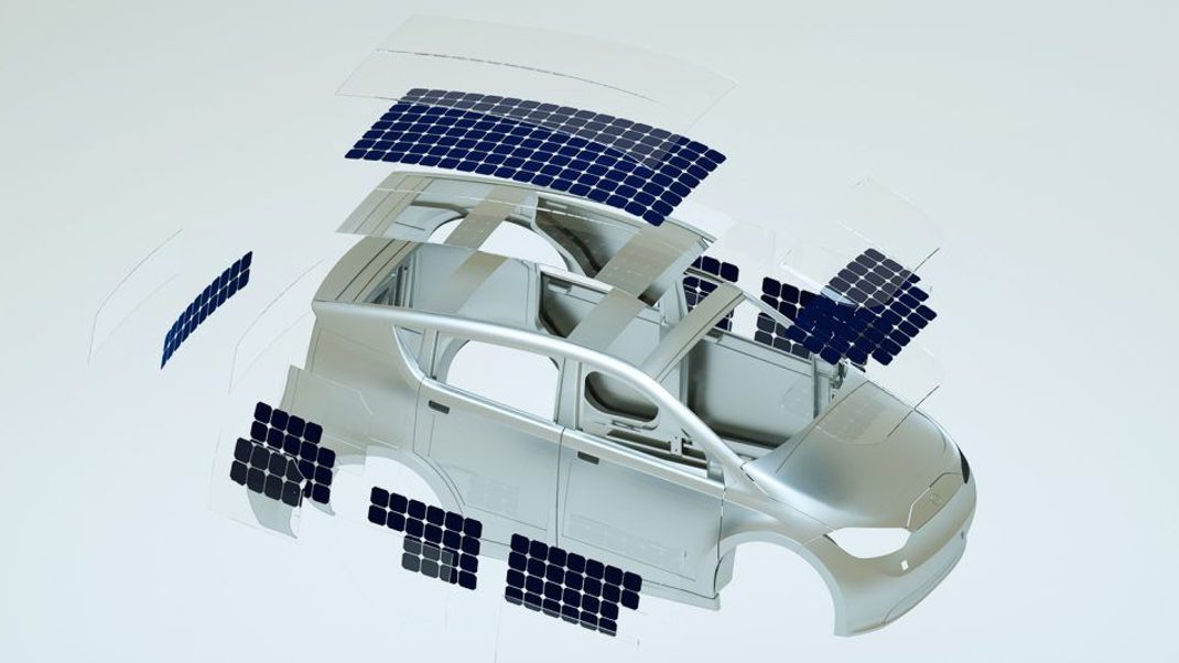 Image d'une voiture solaire futuriste avec des panneaux solaires intégrés sur le toit et le capot, garée sous un ciel bleu.