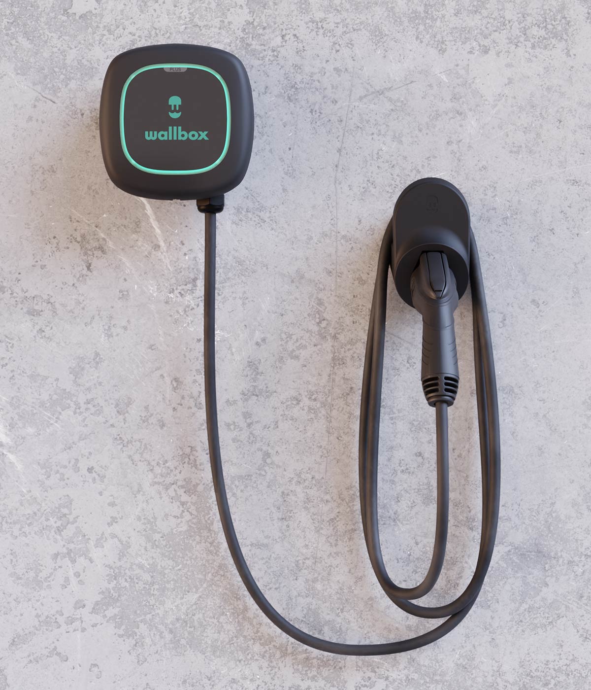 Une voiture électrique branchée à une borne de recharge murale à domicile.