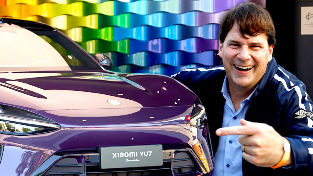 Jim Farley, PDG de Ford, inspectant l'intérieur d'un véhicule électrique chinois dans un showroom.