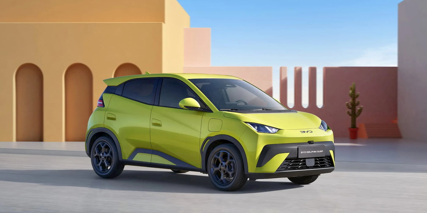 Plusieurs modèles de voitures électriques BYD sont exposés dans un showroom moderne en Europe.