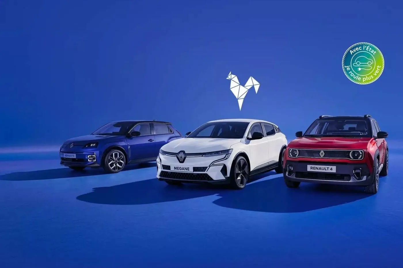 Un groupe de personnes souriantes de divers horizons posant à côté de différentes voitures électriques dans un concessionnaire moderne, symbolisant l'accessibilité du leasing social.