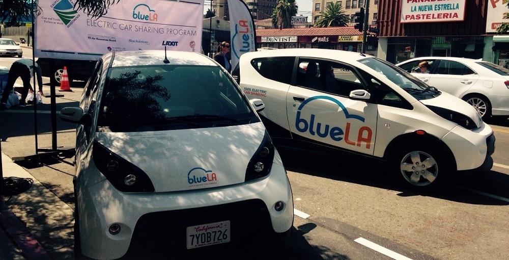 Flotte de voitures électriques modernes garées dans un cadre pittoresque du Centre-Val de Loire, symbolisant l'innovation et l'engagement écologique.