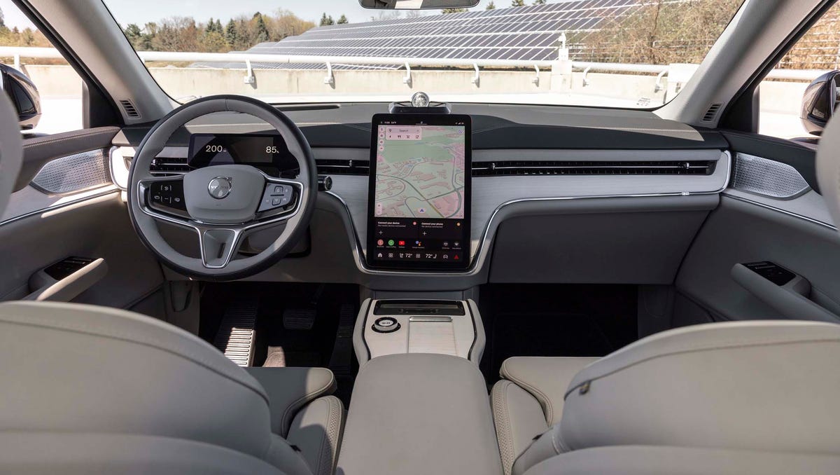 Tableau de bord du Volvo EX90 2026, présentant l'écran tactile central et l'habitacle spacieux.