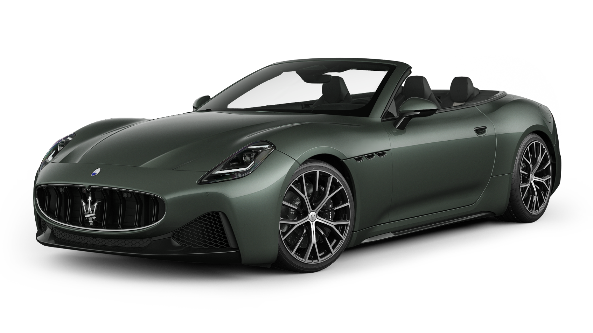 Intérieur d'une concession Maserati avec plusieurs véhicules électriques Folgore et des affiches de réduction.