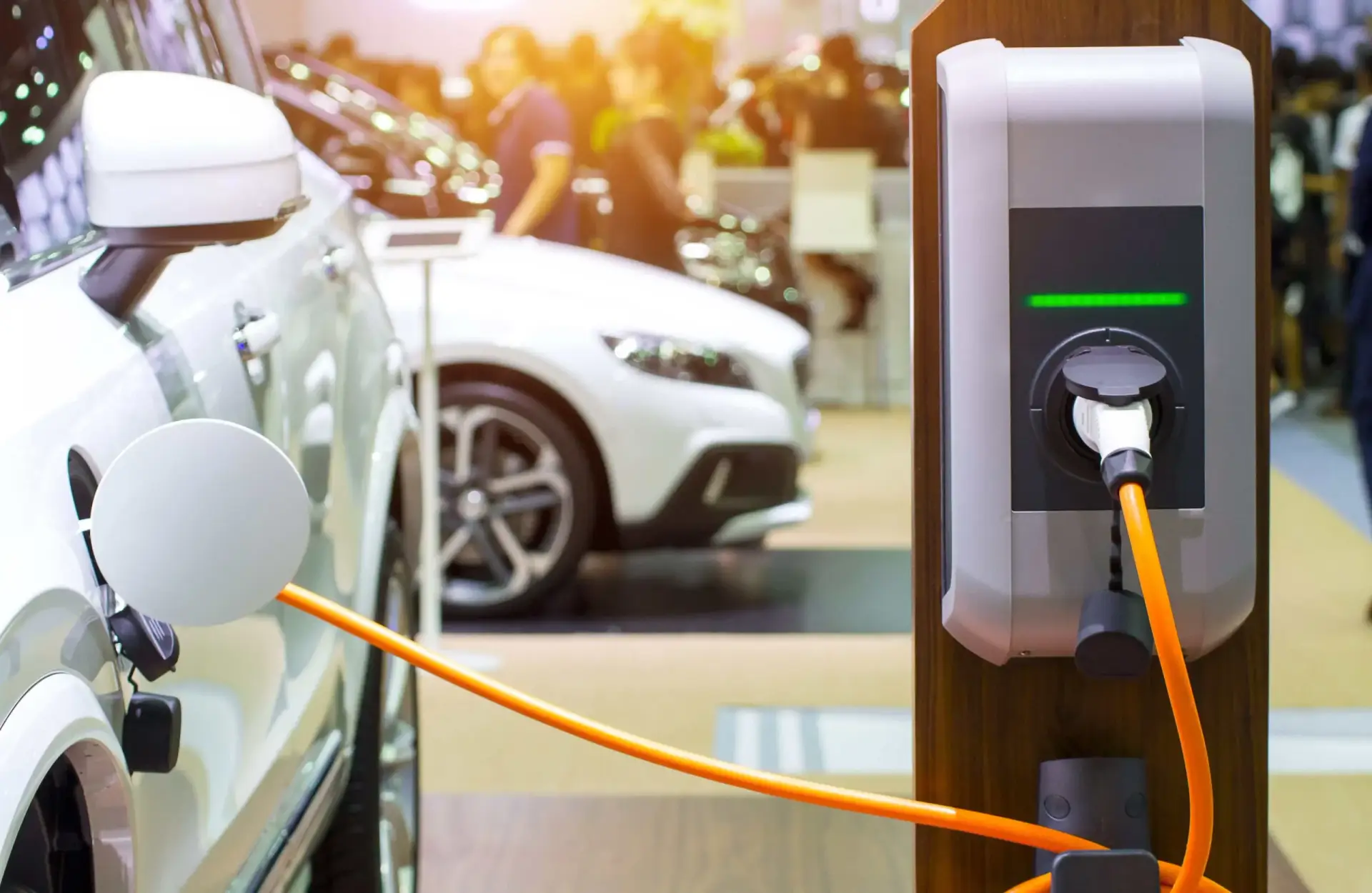 Image d'une borne de recharge Beev installée à domicile, branchée à un véhicule électrique, symbolisant la facilité de la recharge à domicile pour les employés.