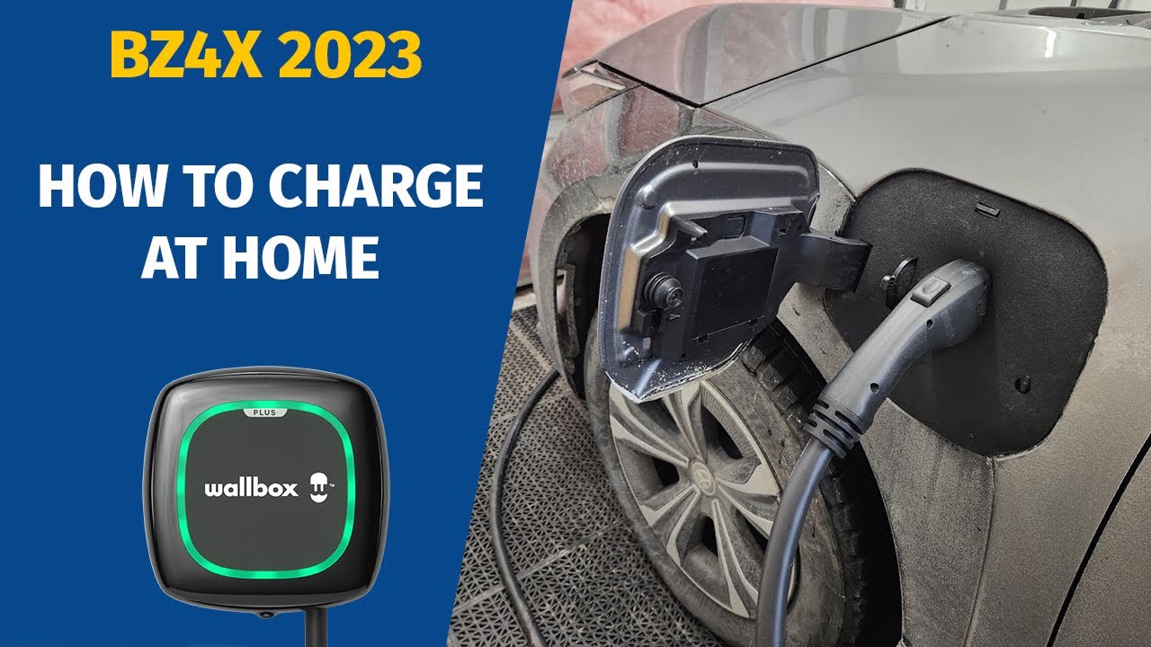 Un Toyota bZ4X 2026 en charge devant une maison, illustrant les avancées technologiques des véhicules électriques et la commodité de la recharge à domicile.