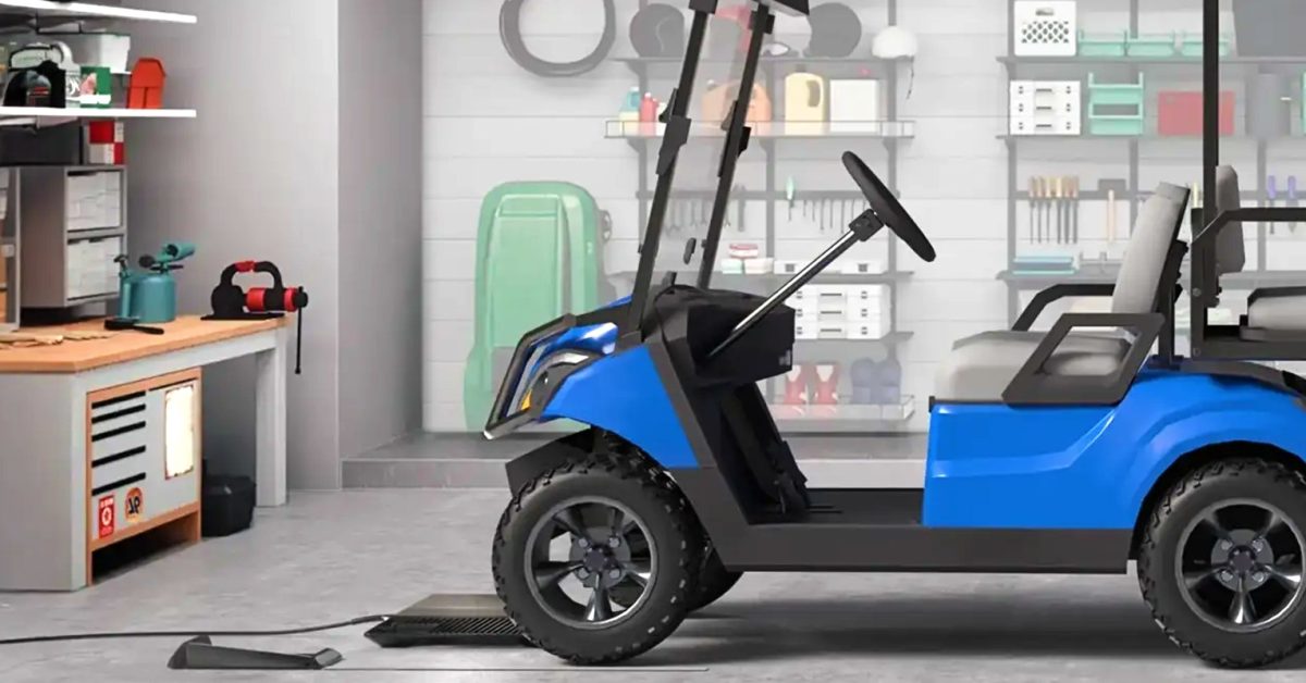 Un chariot de golf électrique moderne se recharge sans fil sur un parcours de golf verdoyant, sans câbles visibles.
