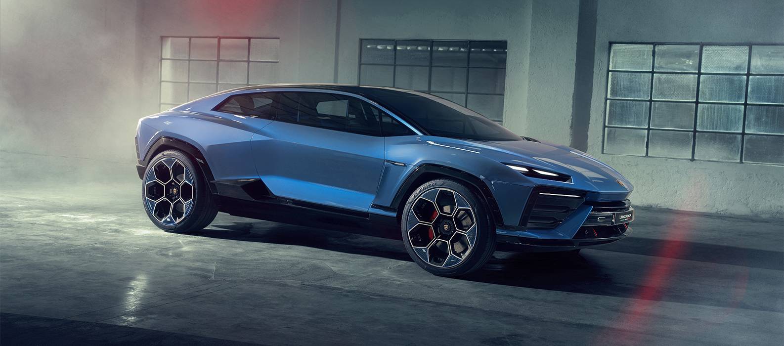 Image d'une Lamborghini Lanzador, une voiture concept futuriste et sportive, de couleur grise, garée dans un showroom moderne.