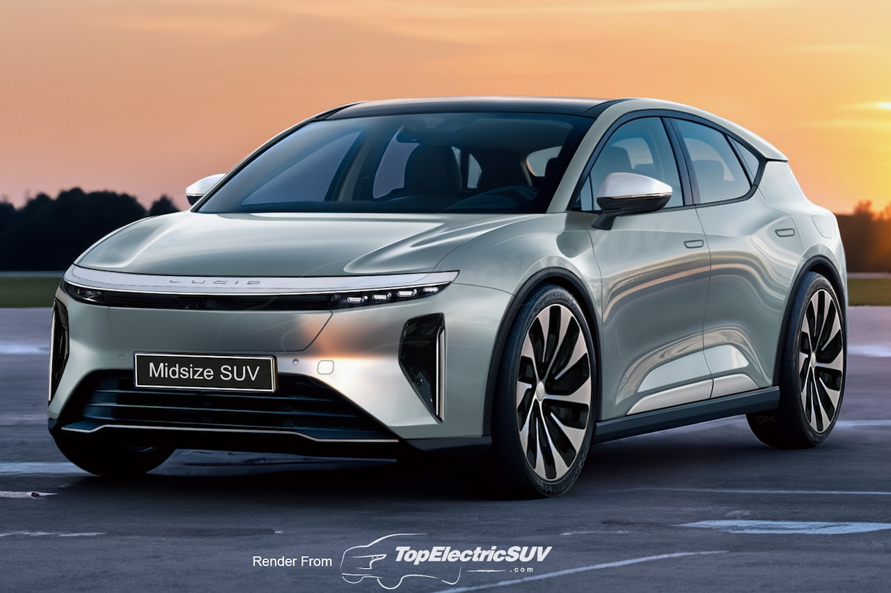Vue extérieure d'une Lucid Air de couleur argent ou bleu foncé, garée dans une rue de ville moderne au crépuscule, avec ses lumières distinctives allumées.