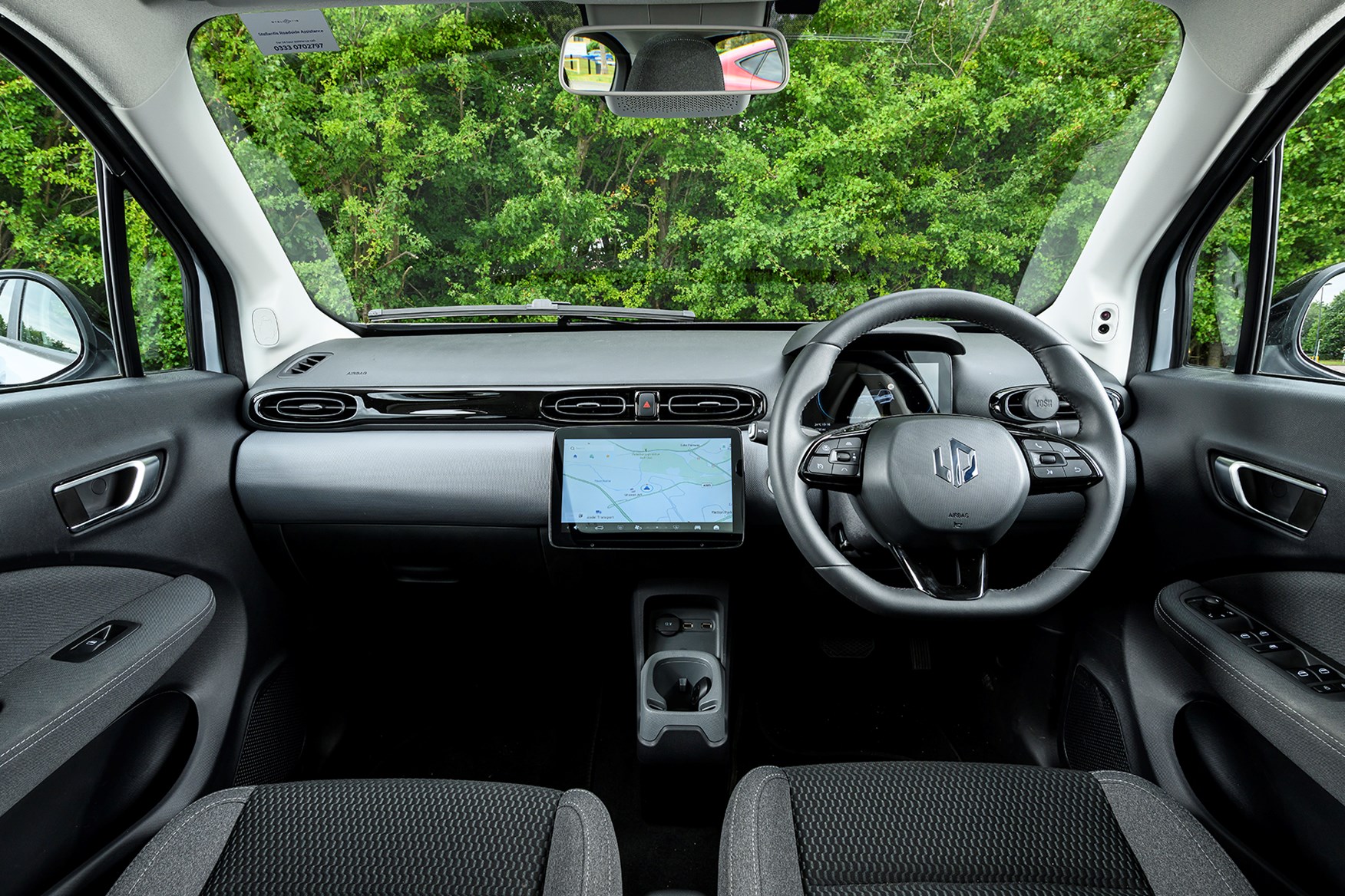Intérieur de la Leapmotor T03, montrant le tableau de bord et l'écran tactile central.