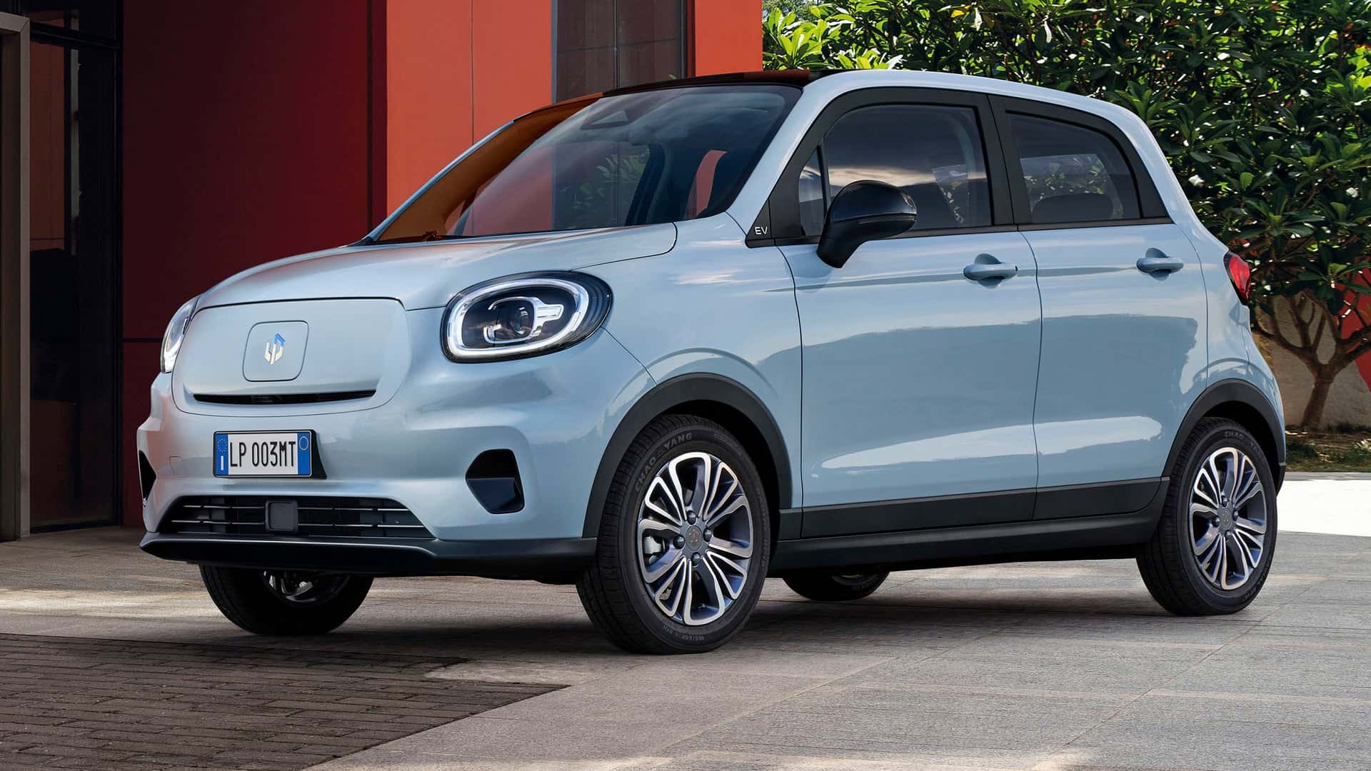 Vue extérieure de la Leapmotor T03, une citadine électrique au design moderne et coloré.
