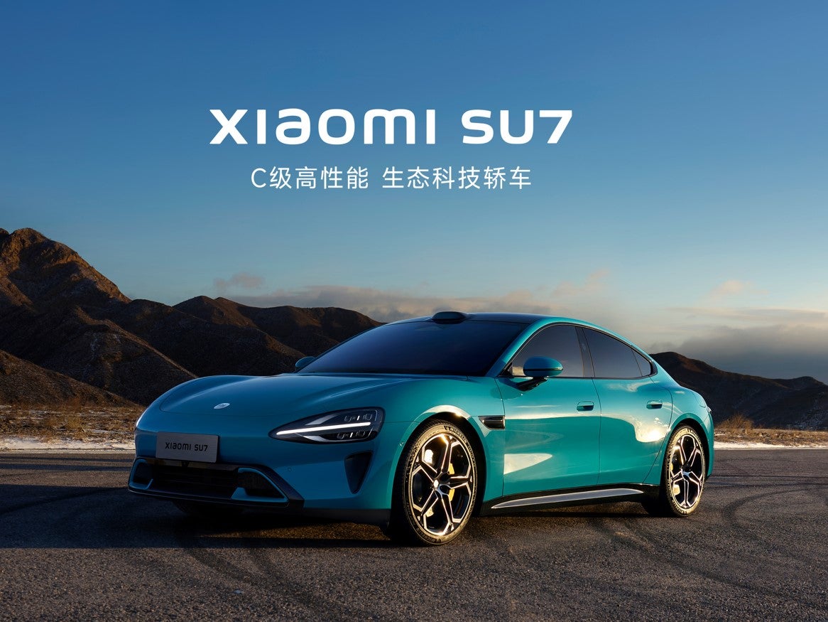 Image d'une voiture électrique Xiaomi SU7 avec des éléments visuels de cybersécurité superposés.