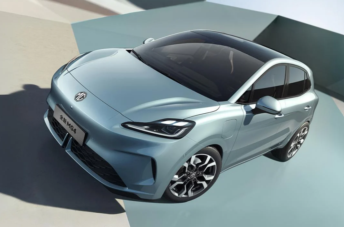 Vue extérieure de la MG4 électrique 2026, montrant son design élégant et ses phares LED distinctifs.