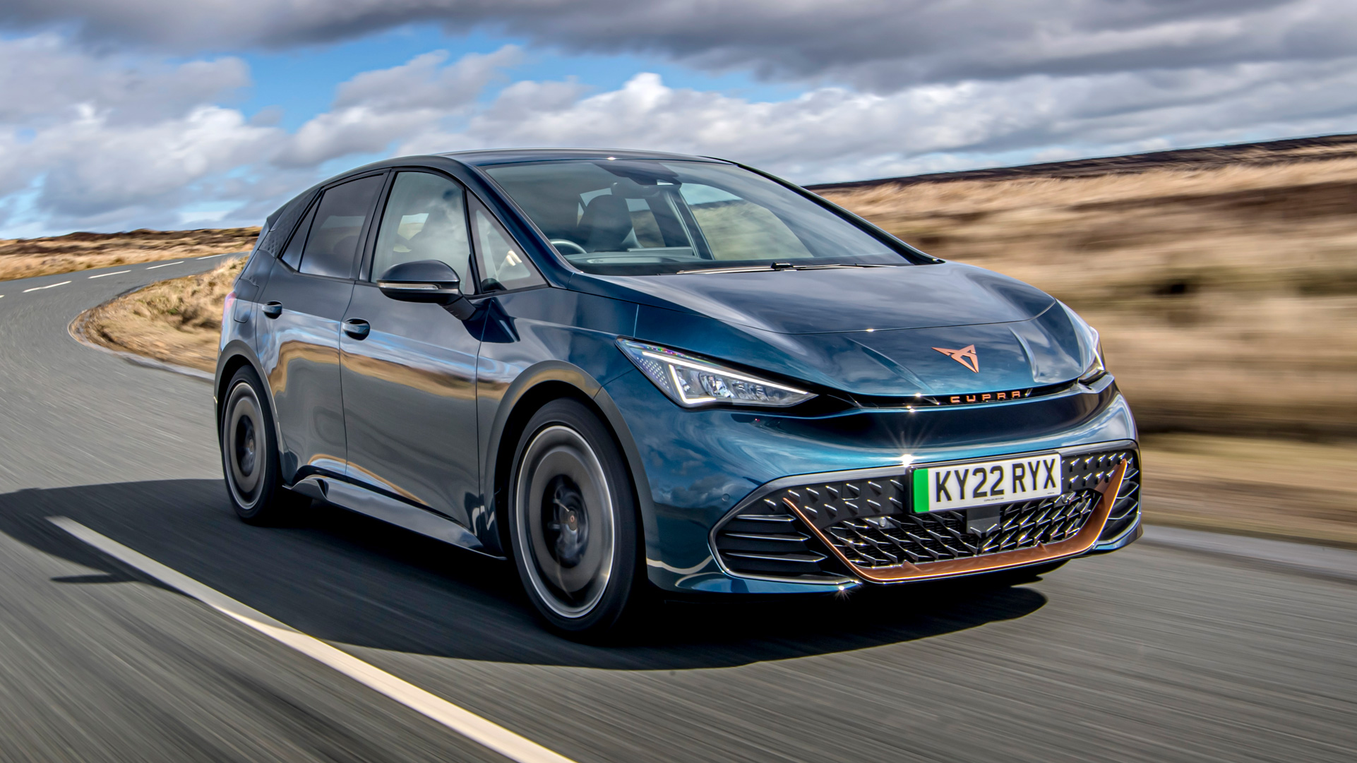 Gros plan sur la calandre et les phares de la voiture électrique Cupra Born, soulignant son design sportif et moderne.