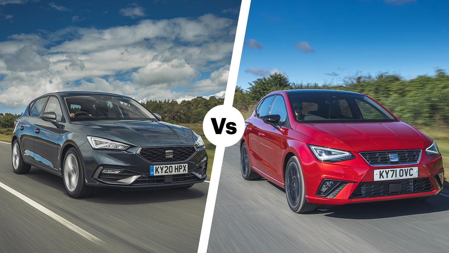 Une Seat Ibiza et une Seat Leon modernes roulant sur une route sinueuse, mettant en valeur leurs designs élégants et leurs couleurs vives.