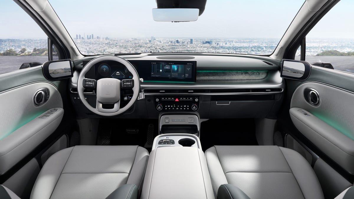 Intérieur du Hyundai Ioniq 9 2026 montrant les trois rangées de sièges, soulignant l'espace et le confort.