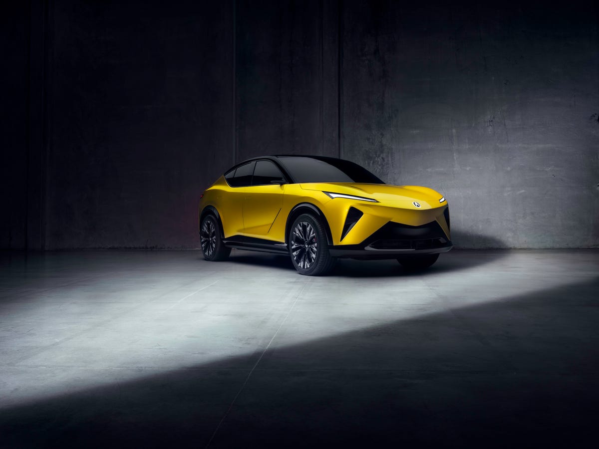 Vue latérale d'un concept de crossover électrique Acura jaune vif, avec des lignes agressives et des jantes sportives.