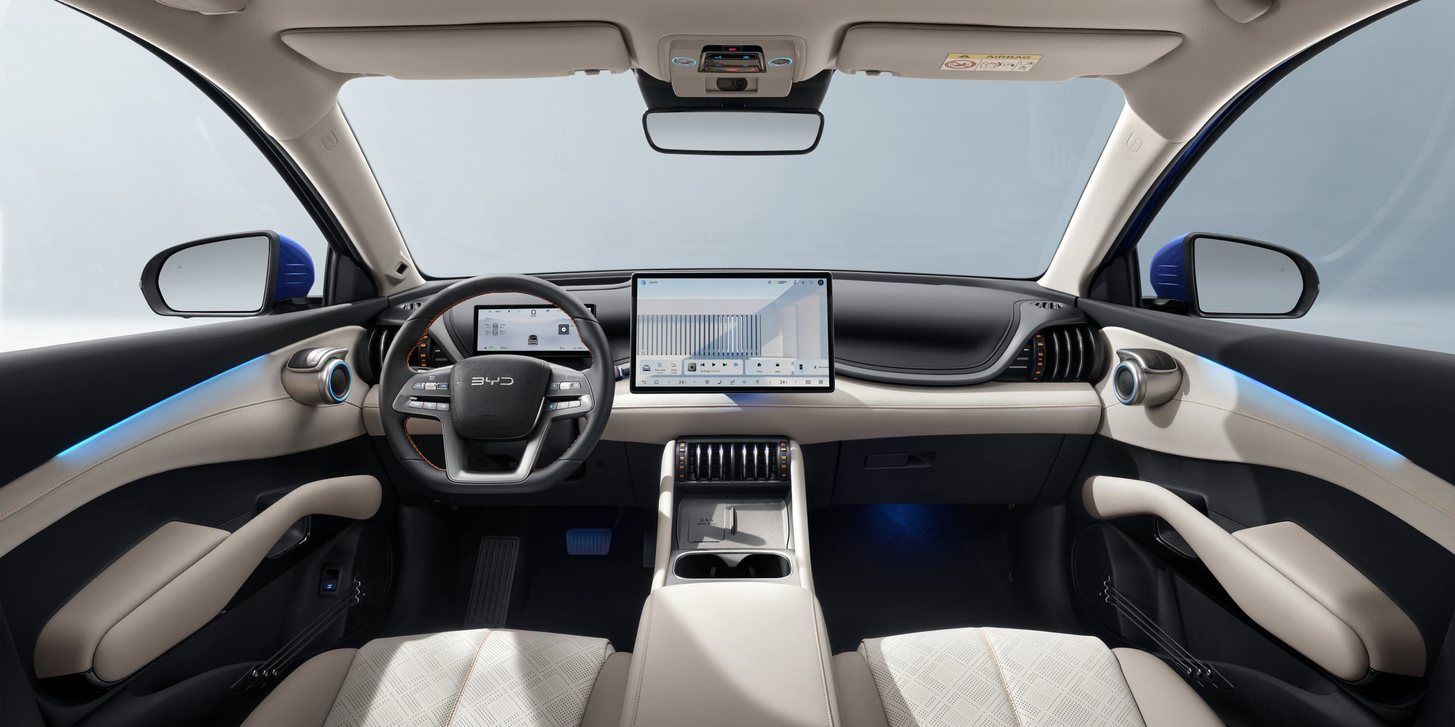 Intérieur du BYD Atto 3 Evo, montrant le tableau de bord numérique, l'écran central et les sièges en cuir vegan.