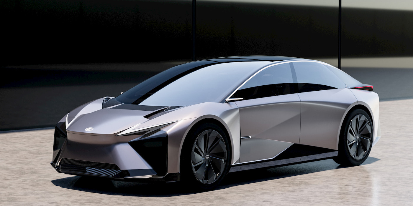 Vue extérieure d'une Lexus IS électrique futuriste et élégante, de couleur sombre, garée dans un environnement urbain moderne au crépuscule.