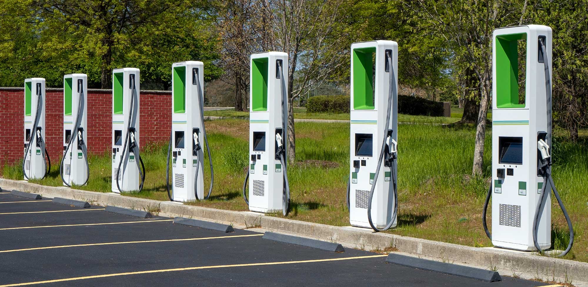 Une borne de recharge pour véhicules électriques avec des filtres à air visibles et un design optimisé pour une meilleure ventilation, située dans un environnement urbain aéré.