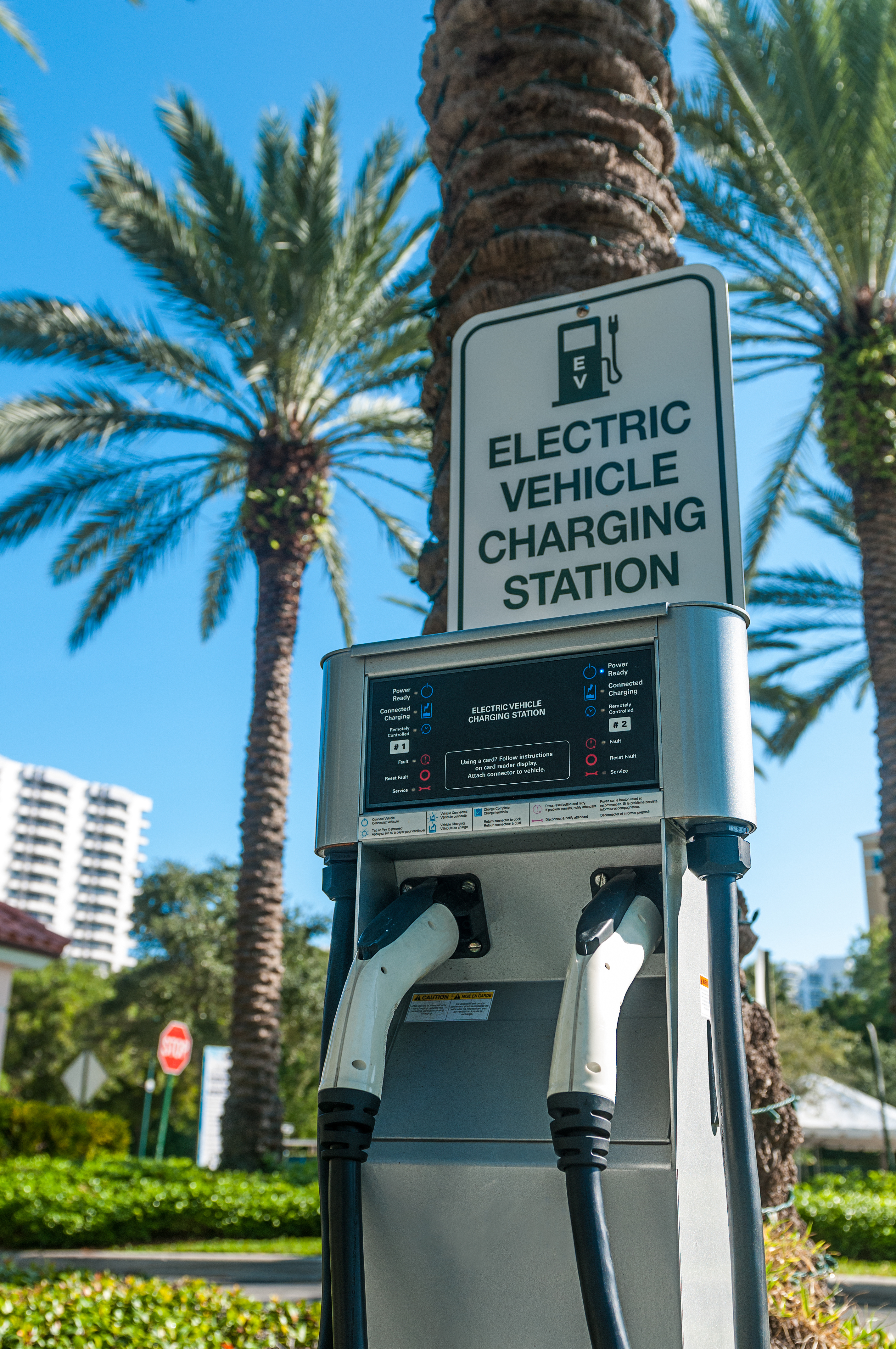 Plusieurs véhicules électriques en charge à une station moderne en Californie.