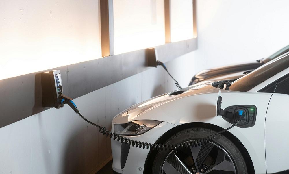 Une voiture électrique chinoise branchée à une borne de recharge au Canada, montrant l'infrastructure de recharge.
