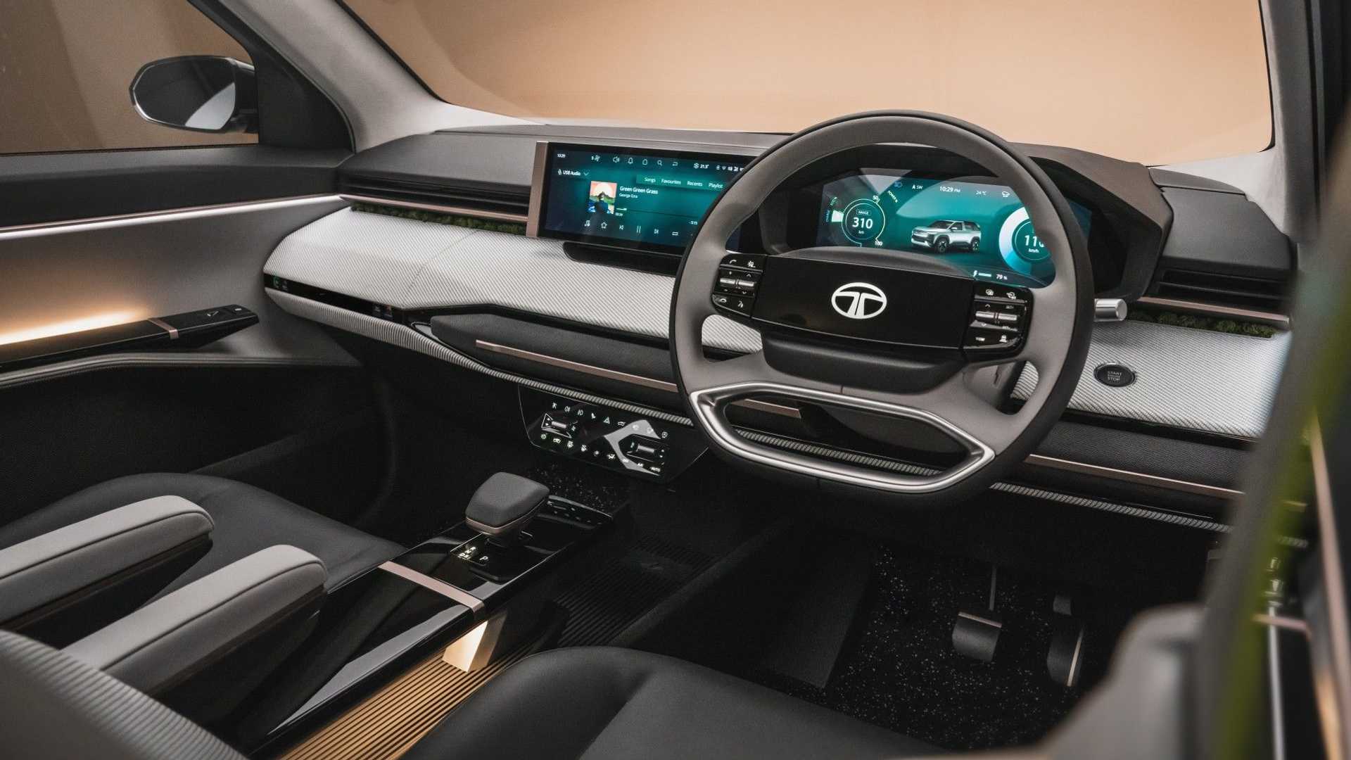 L'intérieur d'une Tata Sierra EV 2026, montrant un grand tableau de bord numérique, un écran central et des sièges confortables.