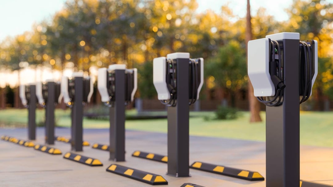 Une station de recharge moderne pour véhicules électriques dans une ville européenne, avec plusieurs voitures en charge.
