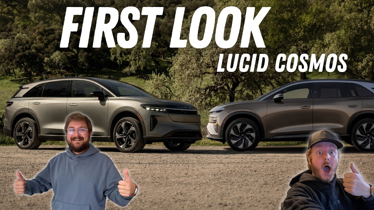 Image d'un SUV électrique Lucid Cosmos argenté, au design futuriste et épuré, garé devant des bâtiments modernes en verre.