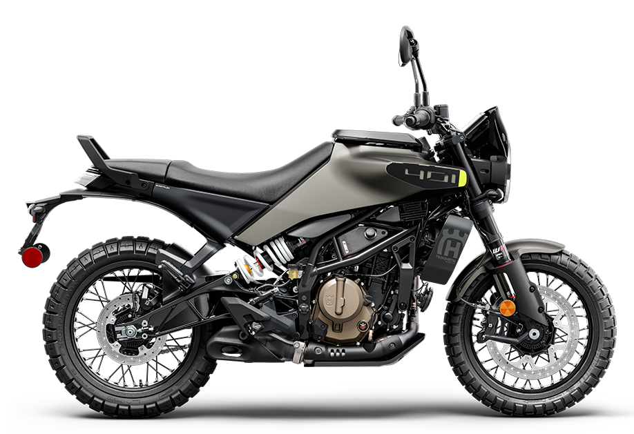Une moto Husqvarna Svartpilen 401 noire et grise, garée dans une rue de ville au crépuscule, ses phares allumés.