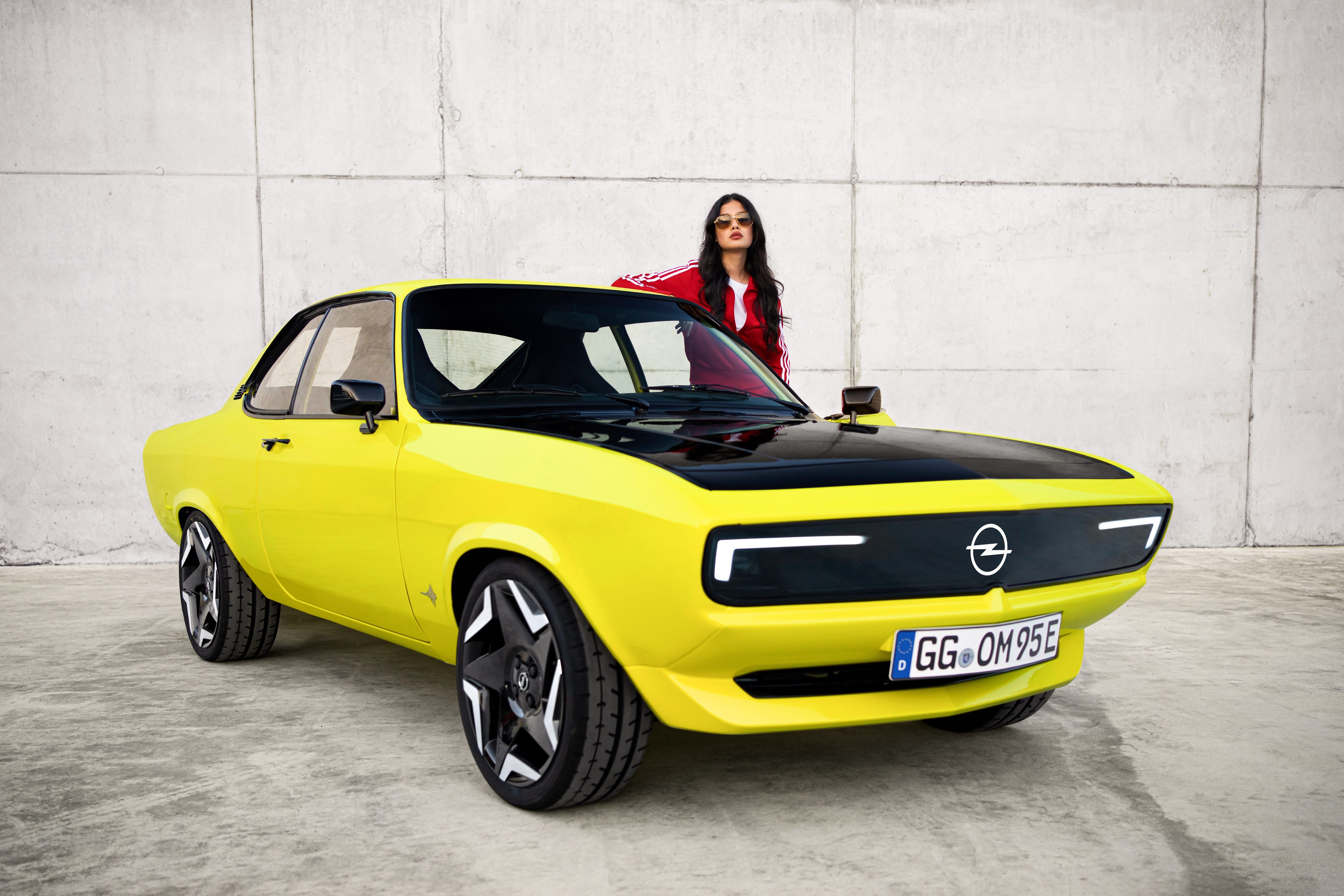 Image du concept-car Opel Manta GSe ElektroMOD, un coupé électrique au design moderne et des touches rétro.