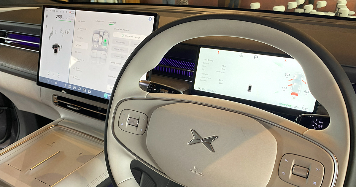 Tableau de bord de l'Xpeng G6 2026 avec un grand écran tactile incurvé de 15 pouces affichant l'interface Xmart OS. L'intérieur est minimaliste et luxueux, avec des sièges en cuir.