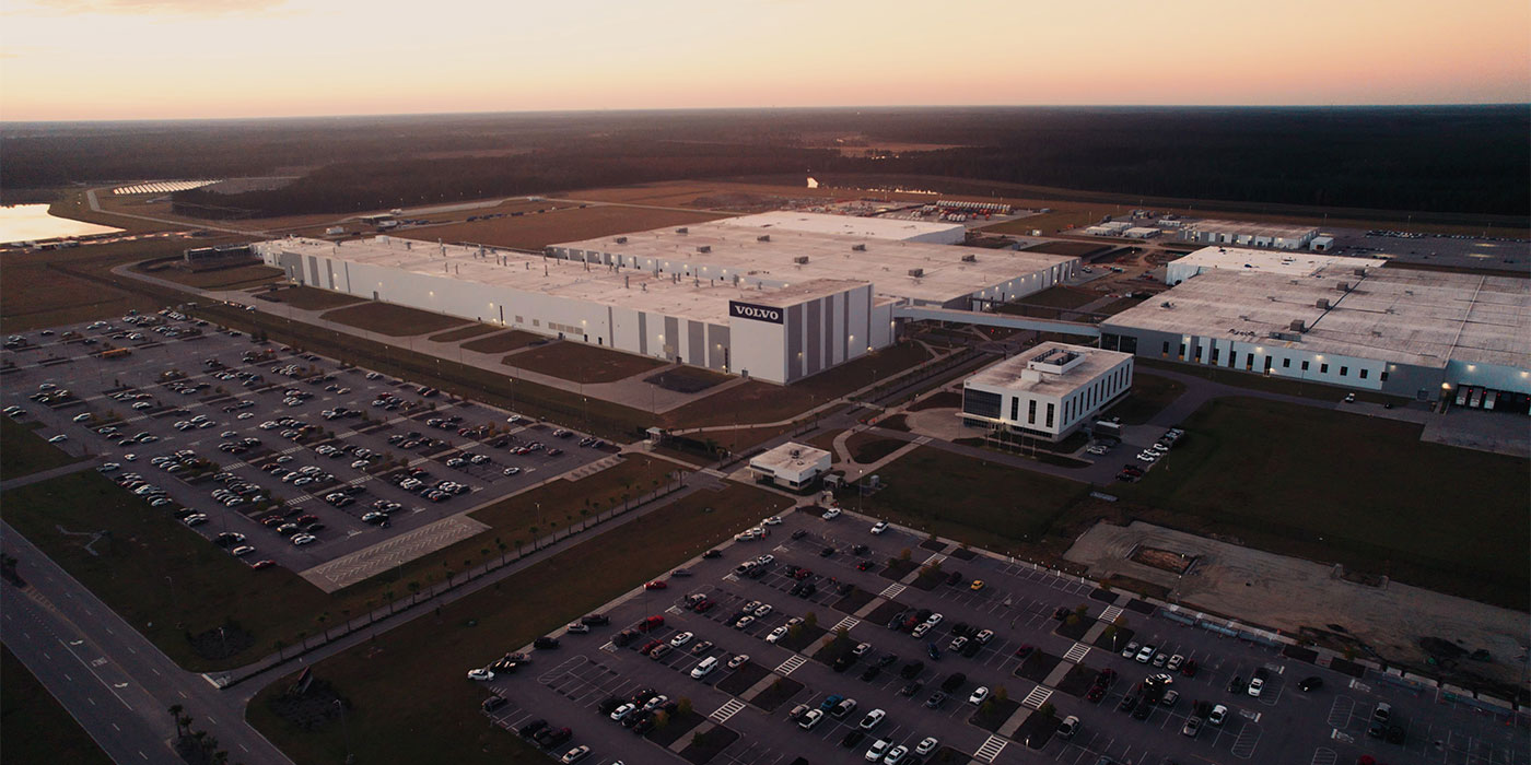 Des ouvriers assemblant une Polestar 3 sur une chaîne de production dans une usine.