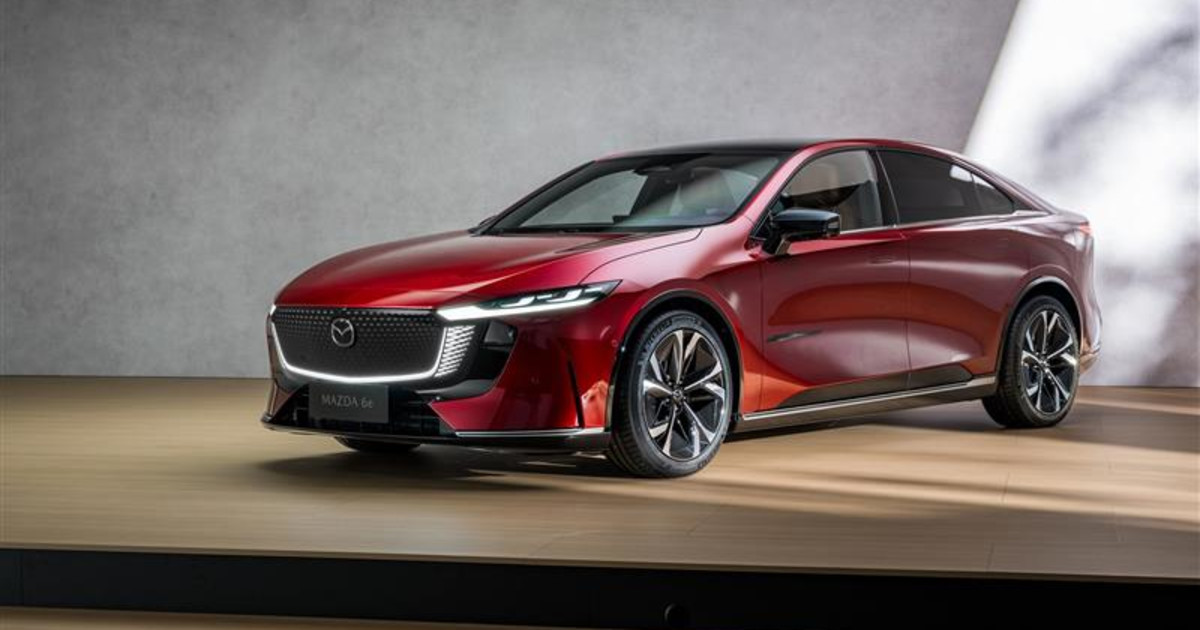 Vue extérieure de la Mazda 6e, mettant en valeur son design élégant et ses phares fins.