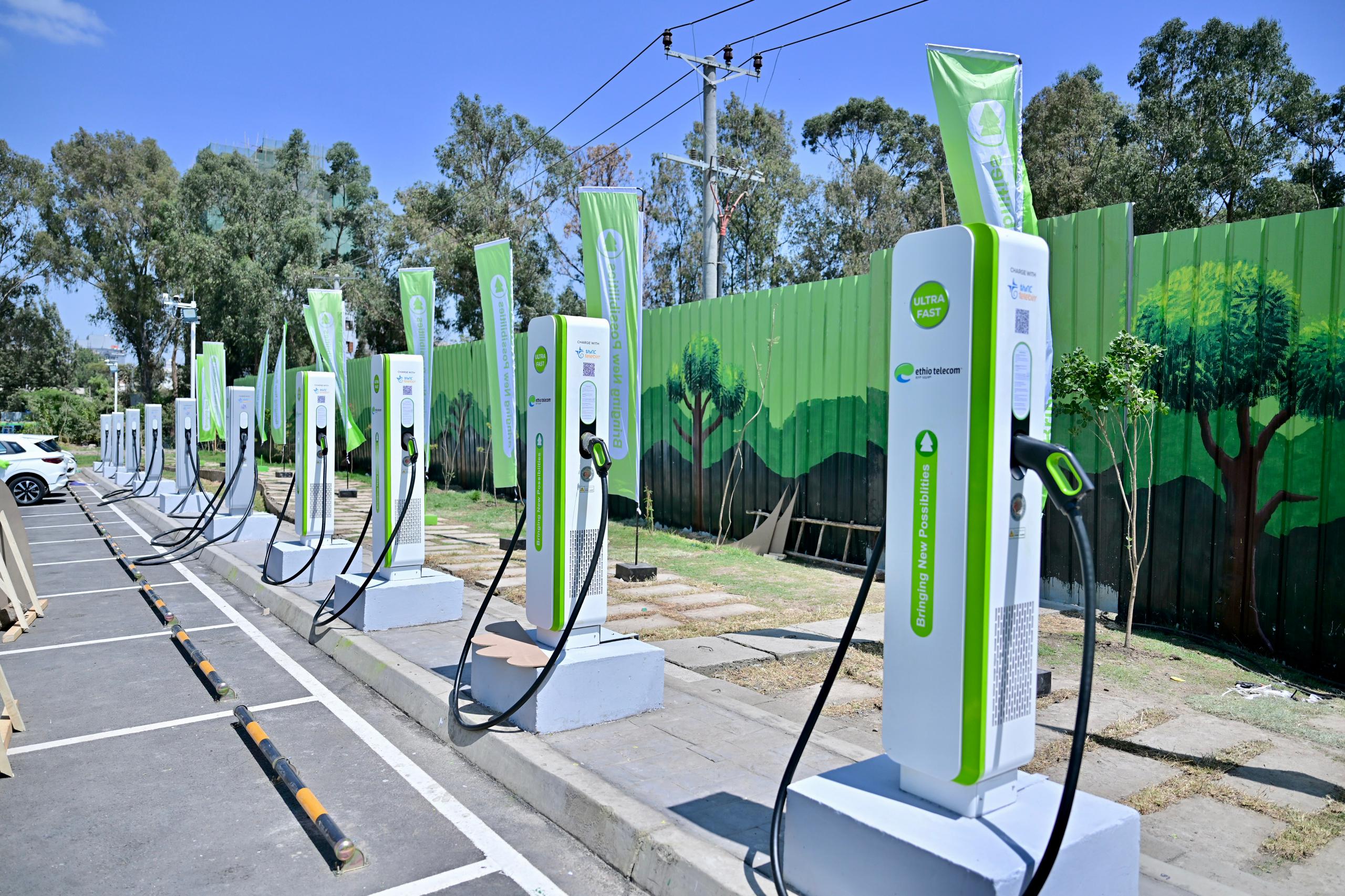 Plusieurs voitures électriques en train de recharger à une station moderne dans une ville éthiopienne.