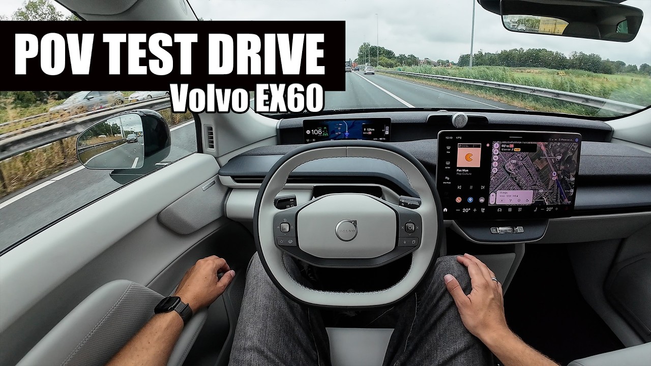 Intérieur du Volvo EX60 avec l'écran affichant les informations de conduite autonome et le volant.